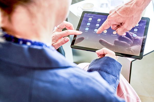 Business customer finds out about the Open Telekom Cloud on his tablet.