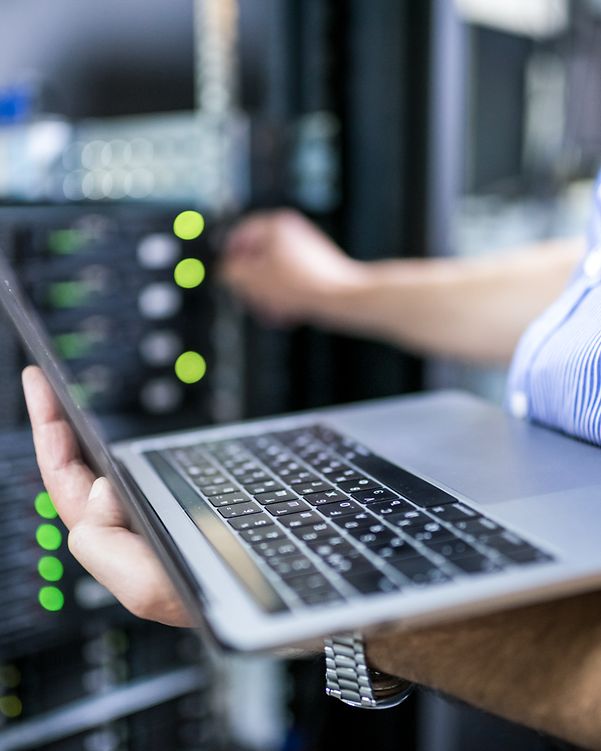 Laptop in front of server symbolises service and support from MagentaBusiness Cloud