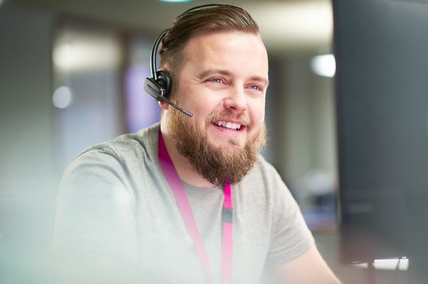 Telekom service advisor uses headset to provide advice on DevOps-as-a-Service