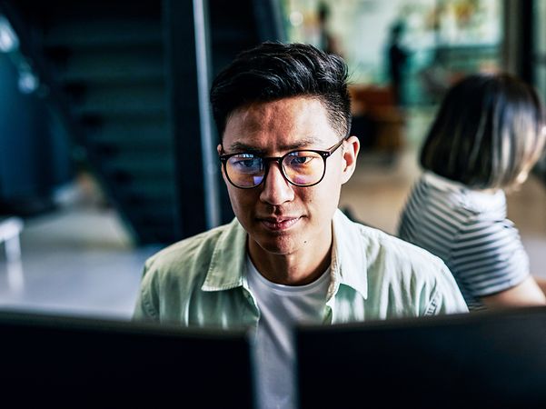 IT staff control the end devices with UEM.