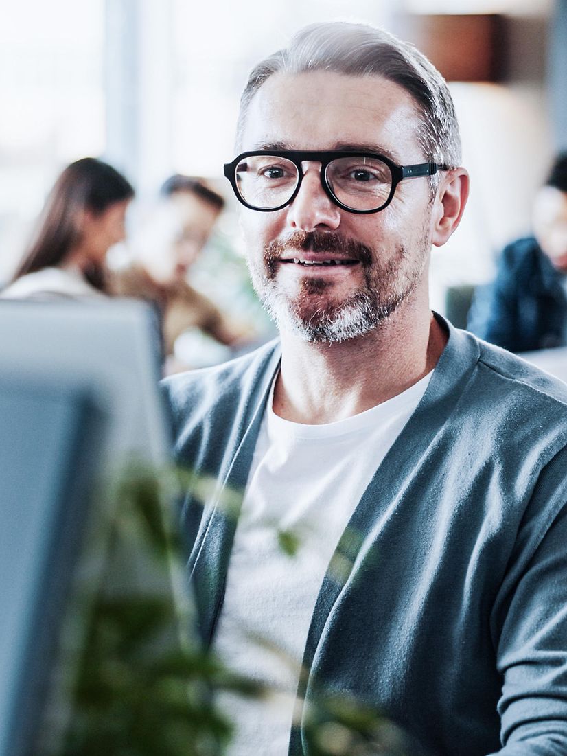 Man reading about 360° LifeCycle Management for businesses on a screen.