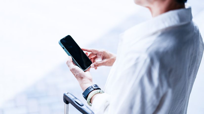 Geschäftsreisende nutzt Ihr Smartphone für eine sichere Datenübertragung