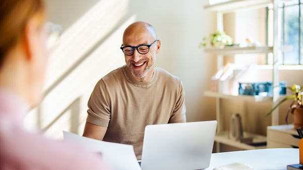 Man watching a video about the FreeMove alliance.