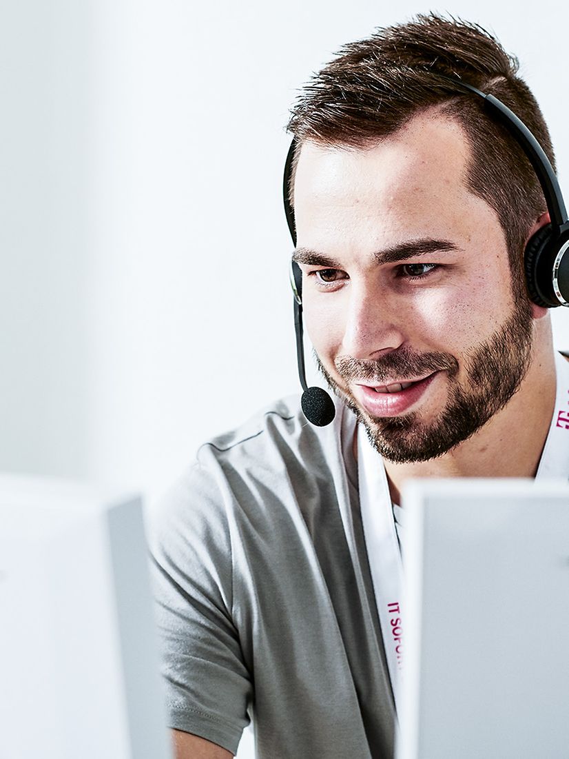 Man wearing headset advises customers on BusinessMail X.400.