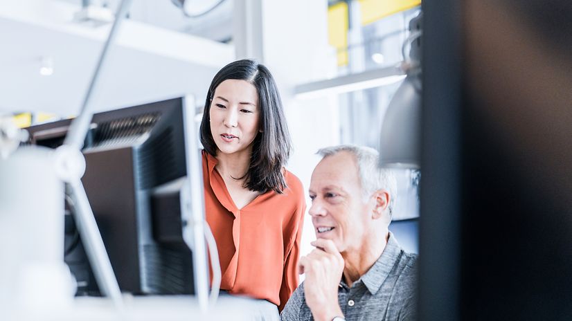 Mann und Frau prüfen den aktuellen Betriebsstatus des BusinessMail X.400 Systems. 