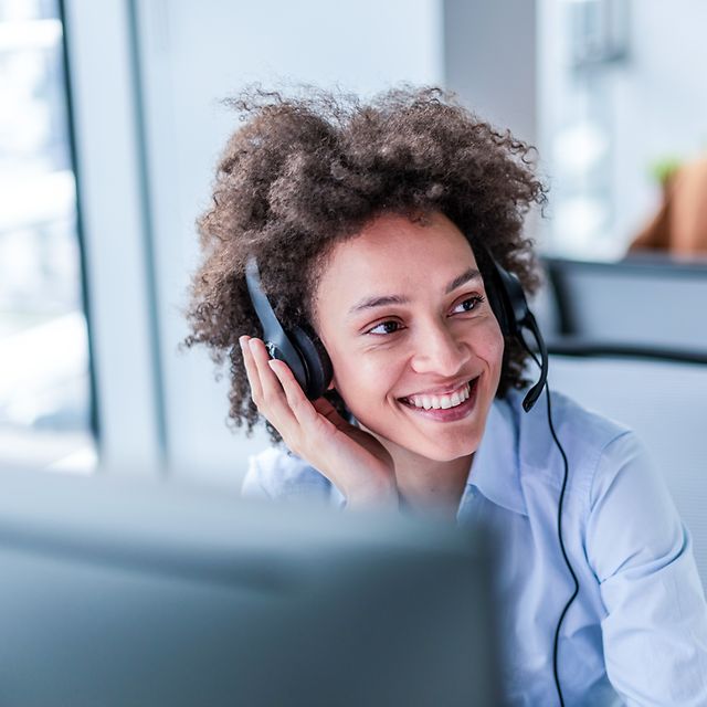 A member of the Telekom service team advises customers on BusinessMail X.400.