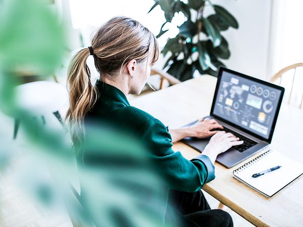 Woman using Telekom Business Analyzer 2.0 on her laptop.
