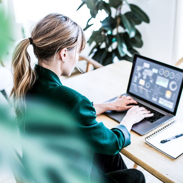 Woman using Telekom Business Analyzer 2.0 on her laptop.