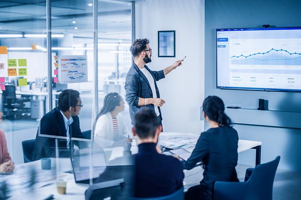 Team discusses the analyses of the Telekom Business Analyser.