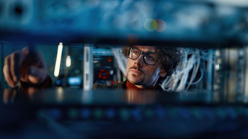IT specialist in the data centre – symbolic of the infrastructure behind Magenta Genesys Cloud CX.