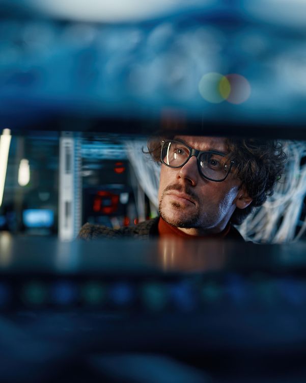 IT specialist in the data centre – symbolic of the infrastructure behind Magenta Genesys Cloud CX.