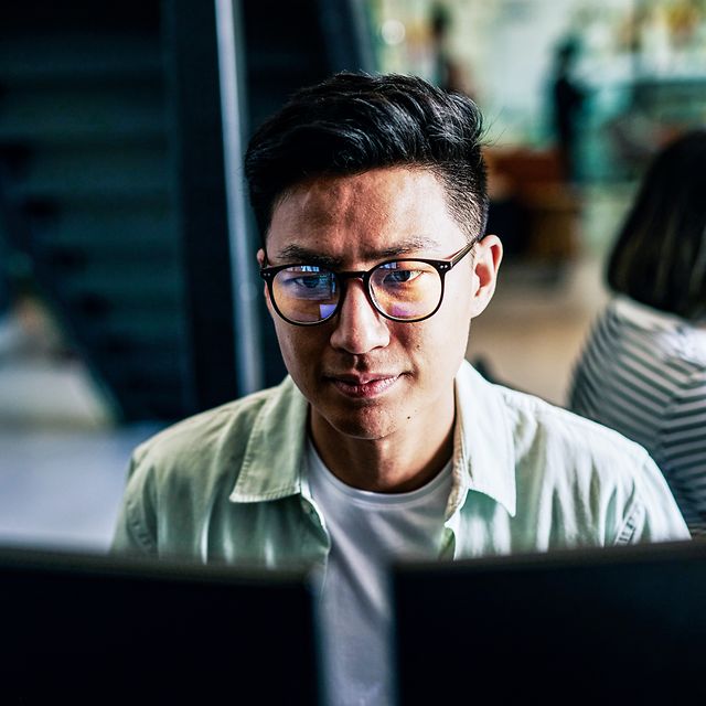 Ein Mann schaut auf seinen Bildschirm.