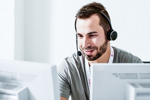A Telekom service employee looks at his screen.