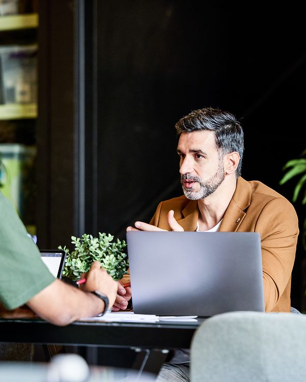 Geschäftsleute diskutieren gemeinsam in einem Meeting