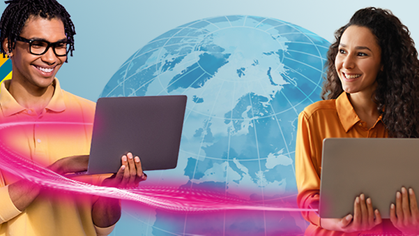 Frau und Mann am Laptop vor Weltkugen mit magenta Swirl