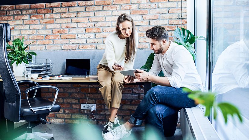 A woman and a man working together symbolise Samsung and Telekom.
