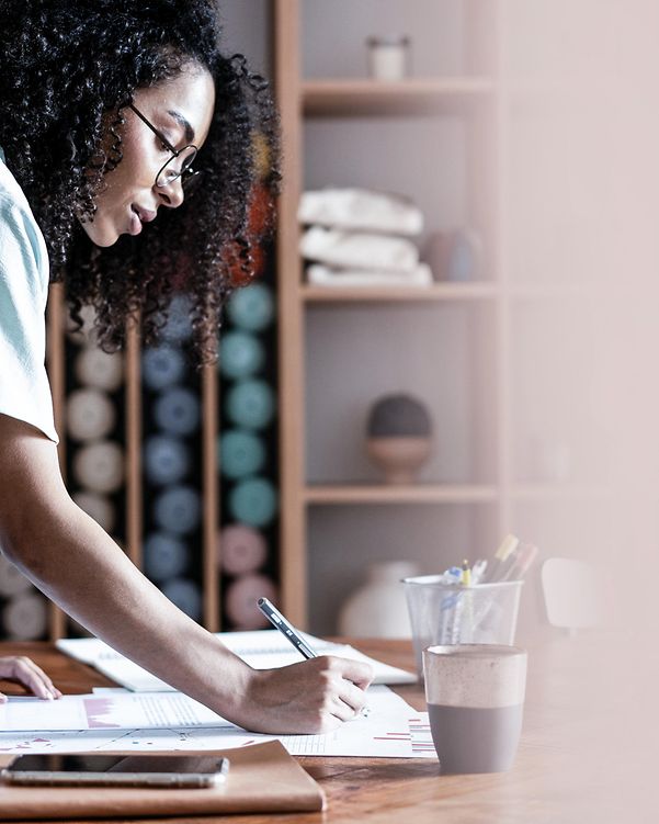 Architect draws construction project, with a Samsung S25 Ultra in front of her