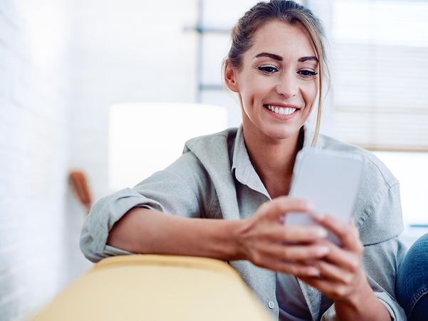 Business customer extends her contract and orders a Samsung smartphone