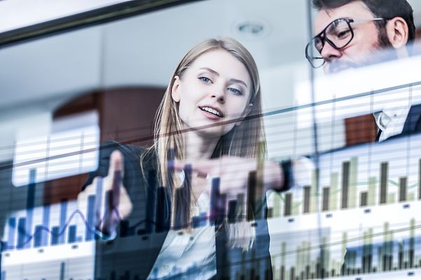 Woman explains the advantages of the Samsung Enterprise Edition to her colleague