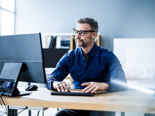 Geschäftsmann nutzt das Business DSL Premium Angebot mit Ausfallschutz von T Business.