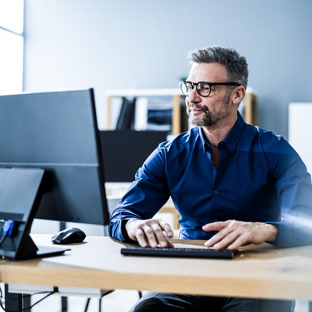 Geschäftsmann nutzt das Business DSL Premium Angebot mit Ausfallschutz von T Business.