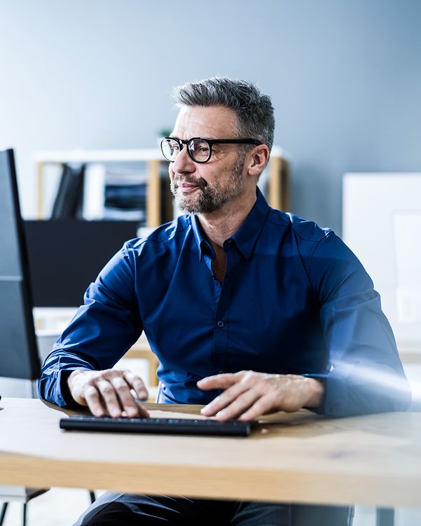 Geschäftsmann nutzt das Business DSL Premium Angebot mit Ausfallschutz von T Business.