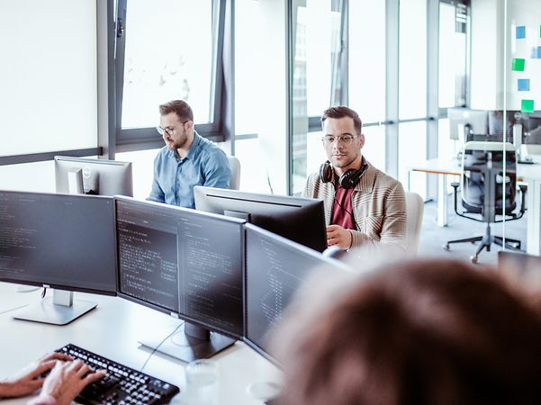 Im Büro wird mit schnellem Glasfaser im Internet recherchiert