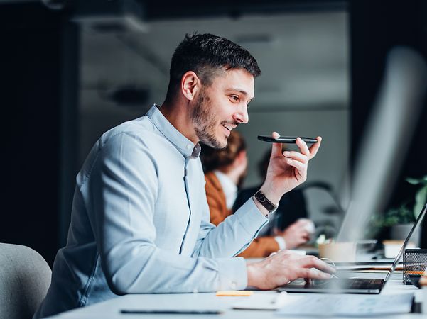 Businessman uses CompanyFlex Cloud PBX for cross-location communication with colleagues.