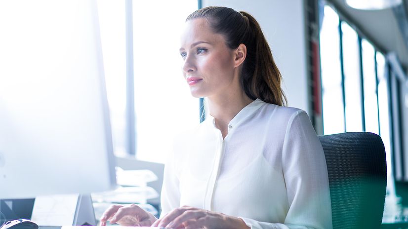 Businesswoman sees the benefits of CompanyFlex SIP trunk on her PC.