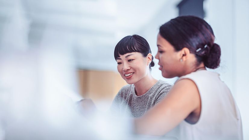 Two colleagues are delighted with the CompanyFlex offers.