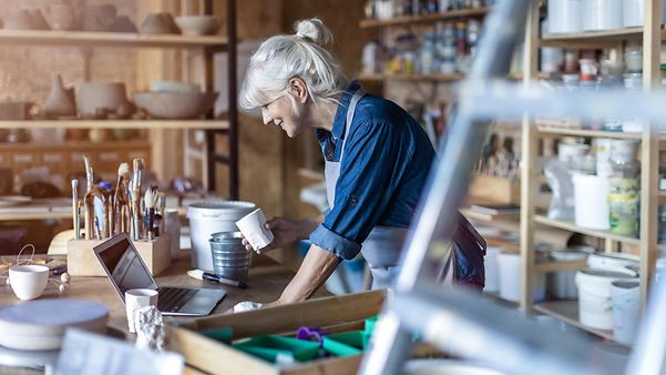 A craftswoman looks at the CompanyFlex Germany offers on her laptop.