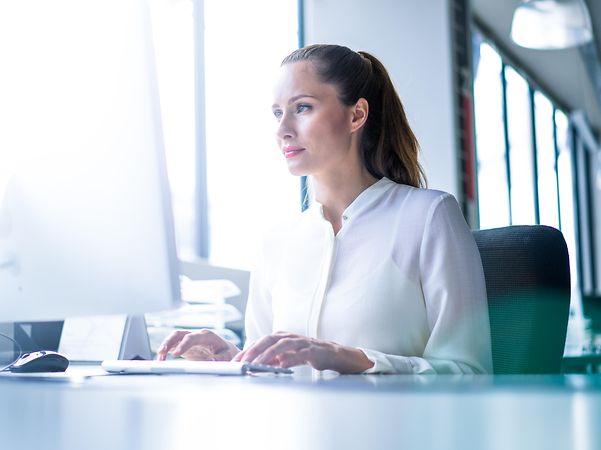 Businesswoman sees the benefits of CompanyFlex SIP trunk on her PC.