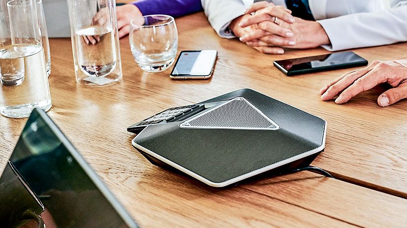 Telefonspinne in der Mitte eines Tisches