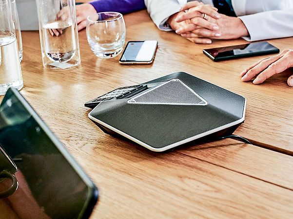 Telefonspinne in der Mitte eines Tisches