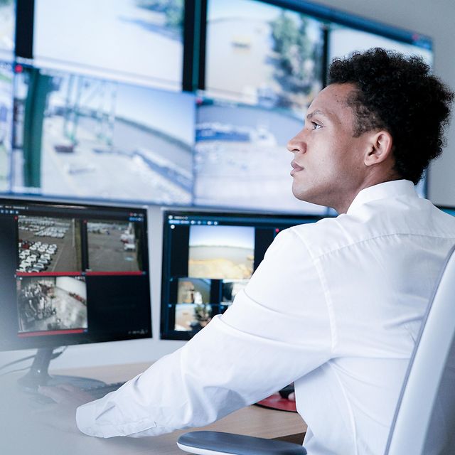 Businessman uses Lancom Cloud Self Service for hardware configuration