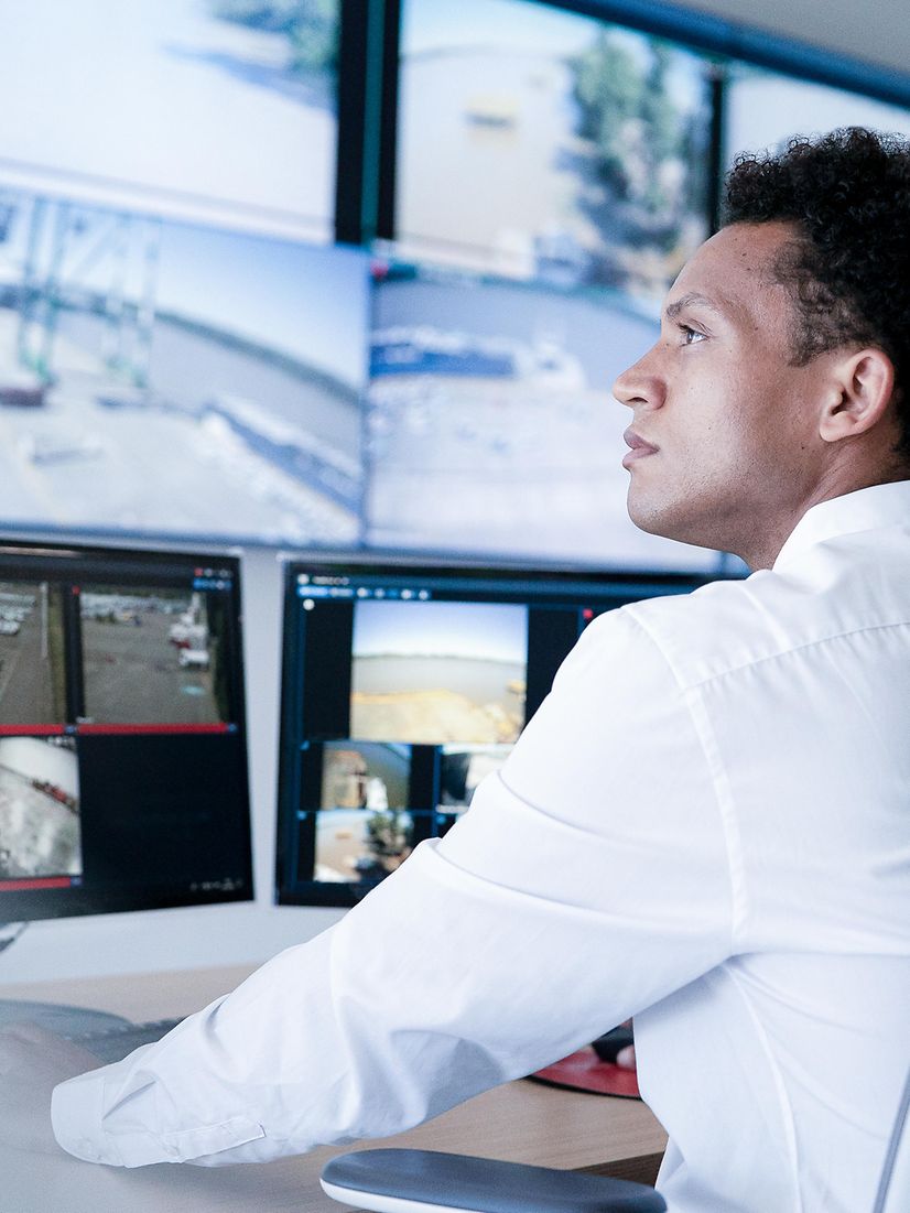 Businessman uses Lancom Cloud Self Service for hardware configuration