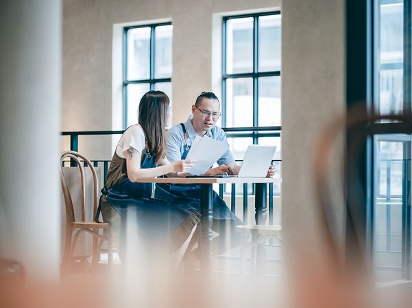 Mitarbeiter eines Cafés arbeiten zusammen und tauschen sich aus