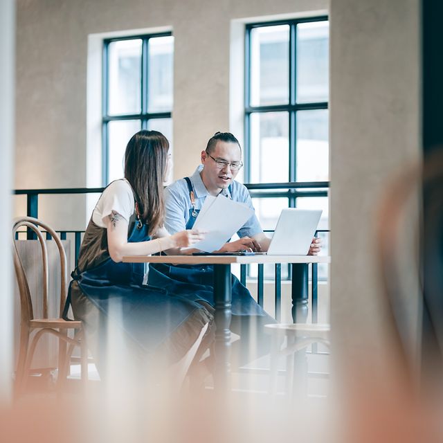 Mitarbeiter eines Cafés arbeiten zusammen und tauschen sich aus