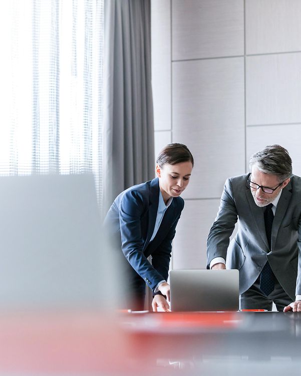 Man and woman working on a laptop through network virtualisation
