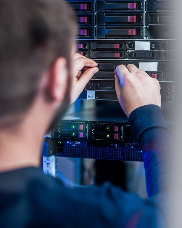 An IT specialist expands the web space with additional storage space.