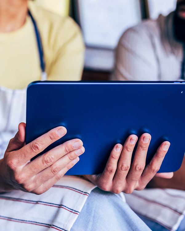 Two employees post news and articles about their business on social media – with the support of Local Listing.