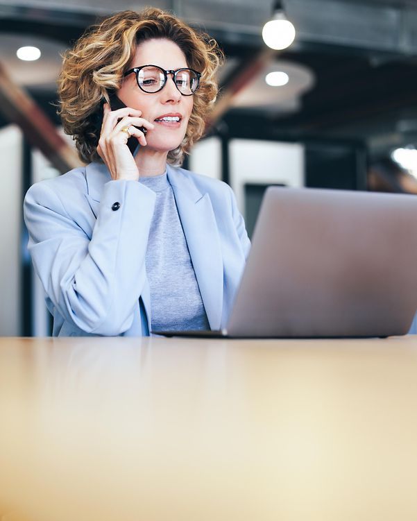 Eine freundliche IT-Spezialistin gibt IT-Support im Rahmen der Telekom Digital Office Services.