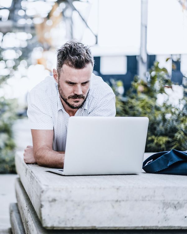 A man is delighted because working on the move with his laptop is running smoothly thanks to Digital Office Service.