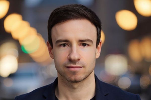 Image shows Telekom author Julien Cléro discussing Microsoft Copilot.