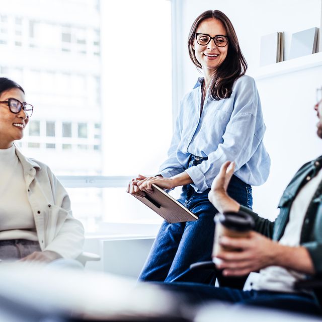 Two women and a man discuss Device as a Service for mobile devices in the company.
