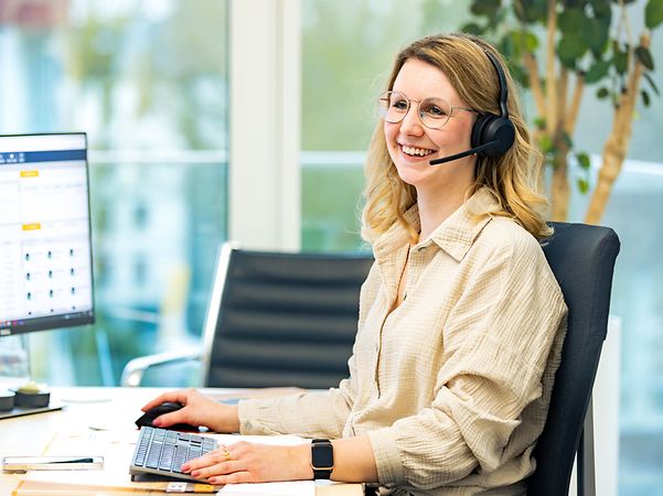 Janine Renner smiles in the reservations department at schauinslandreisen.