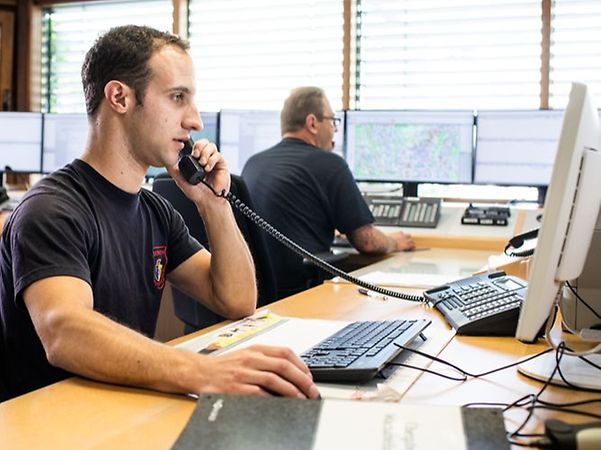 Fire brigade personnel from Gummersbach make calls in the control centre