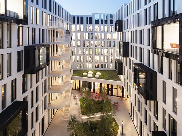 Modern, green inner courtyard at the Düsseldorf headquarters of the Handelsblatt Media Group