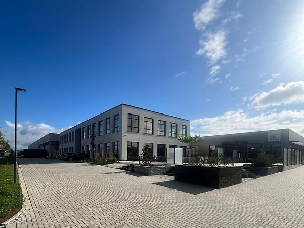Branch with car park belonging to Fliesen-Zentrum Deutschland GmbH under blue skies