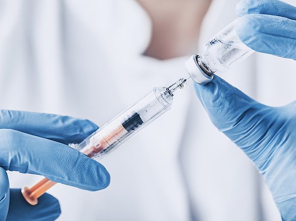 Image of a syringe as a reference to the success story of Gerresheimer and T-Systems.